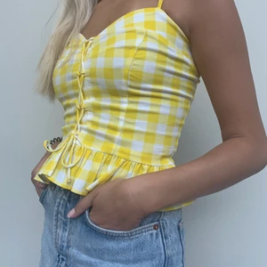 Rutig topp - Säljer en supersöt tröja ifrån mango i storlek S. Den har inte kommit till användning och därför jag säljer den. Väldigt fin till sommaren! 💕