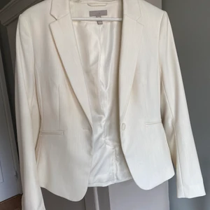 Vit kavaj - Skit snygg kavaj som tyvärr aldrig kommit till användning. Stl S.😍 skriv för mer info eller bilder. Köparen står för frakt 