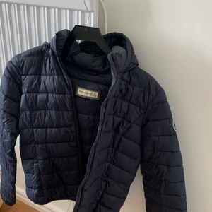 Abercrombie jacka  - Ambercrombie jacka i storlek M marinblå, liten på mig så därför säljer jag den.