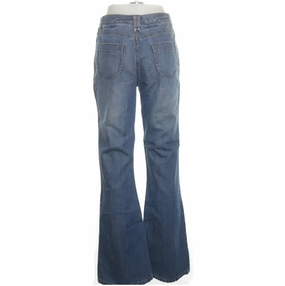 Jättesnygga bootcut/straight jeans från Indiska. Köpte dem på Sellpy men de var tyvärr för små i midjan på mig som brukar ha W29 eller storlek 38/40.. Jeans & Byxor.