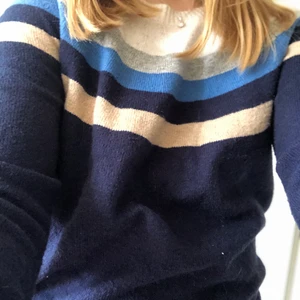 Blå varm tröja  - Blå finstickad tröja med ränder på.