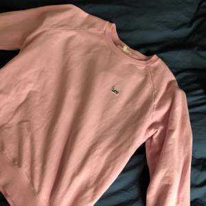 Säljer min fina ljusrosa sweatshirt i storlek M då den inte använda längre 💞💞 200+ frakt🤩