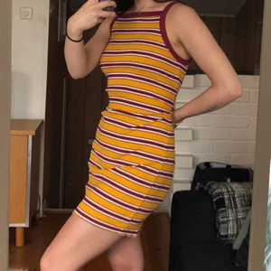 Skön klänning - Säljer min supersköna klänning från monki då den tyvärr är för stor nu för tiden! 