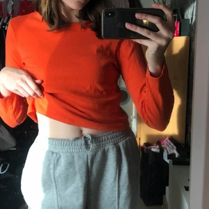 Orange tröja - En orange lång armad tröja som passar XS, S och M beroende på hur man vill att passformen ska vara. 
