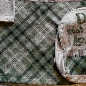 Klänning  - Klänning för flickan med veska. 