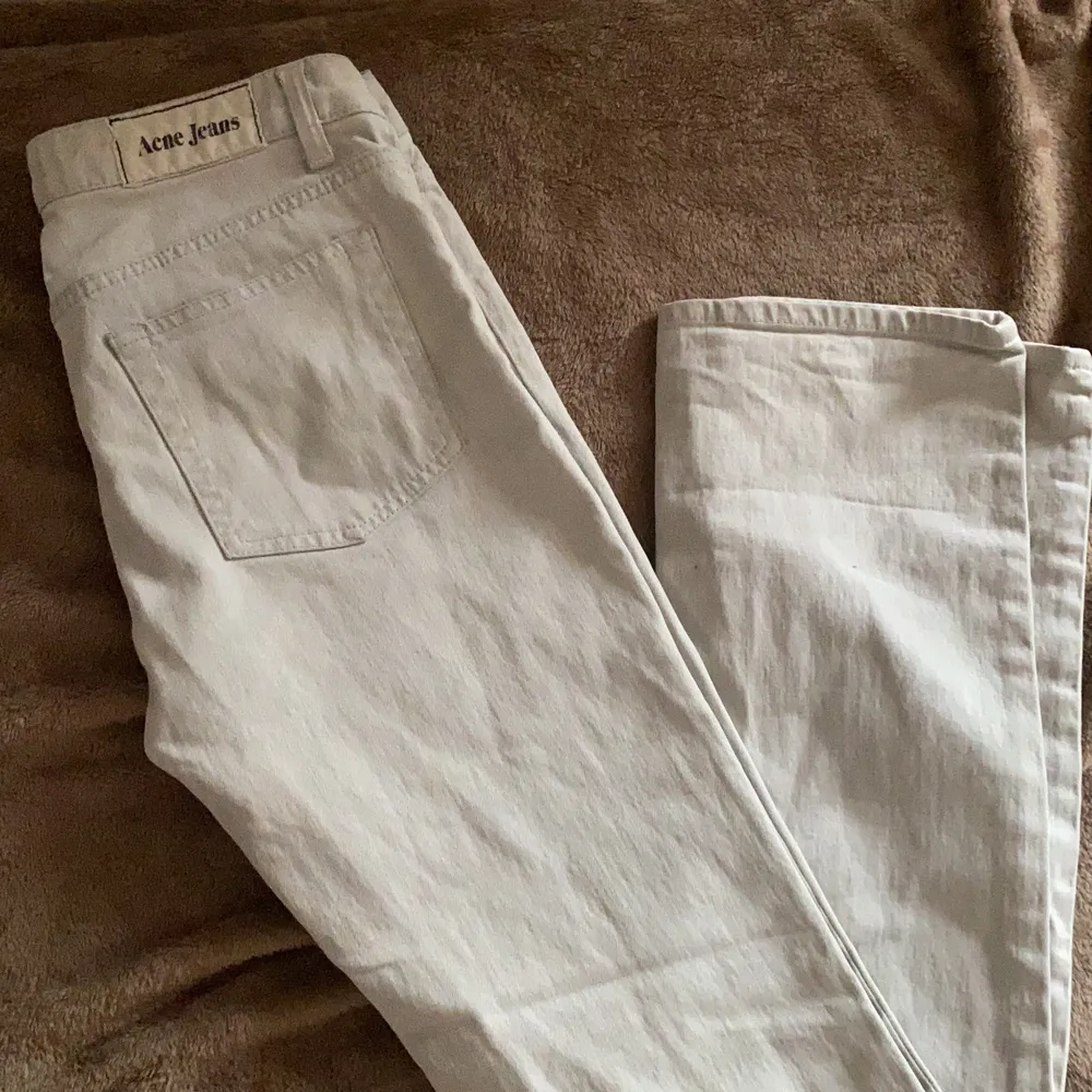 lågmidjade tajta acnejeans i strl 28/34 🌻 inköpta på sellpy, små i storleken på mig som vanligtvis köper jeans i samma storlek, skulle nog passa ngn med xs eller s 😌. Jeans & Byxor.