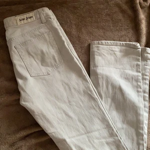 acne jeans - lågmidjade tajta acnejeans i strl 28/34 🌻 inköpta på sellpy, små i storleken på mig som vanligtvis köper jeans i samma storlek, skulle nog passa ngn med xs eller s 😌
