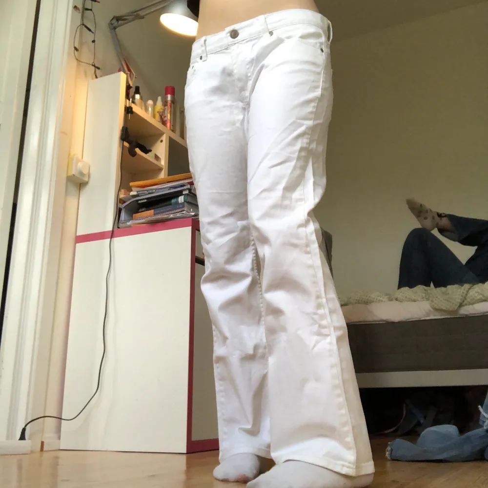 Vita lågmidjade raka jeans! Perfekta till sommaren! Står storlek 32/32 men skulle säga lite mindre typ💖💖. Jeans & Byxor.