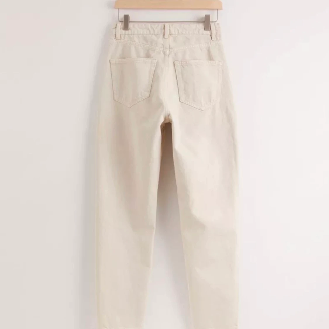 snygga beige/ cremevita jeans  - 90