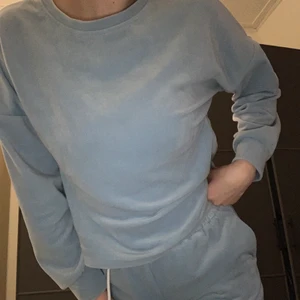 Mysset - Ett mysigt sett från Madlady en gammal kollektion köpte för 500 kr och knappt använda för dom är lite korta i benen men säljer dom för 250 kr plus frakt som köparen står för annars kan jag mötas upp i Östersund. 