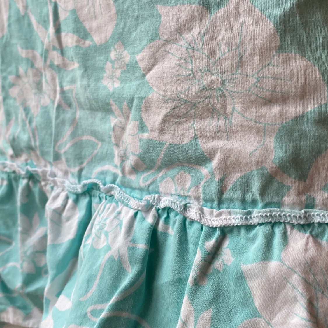 Ljusblå klänning med vita blommor 🌸 - 91