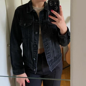 Svart jeansjacka - En jeansjacka i en svart/grå färg. Använd men fortfarande i gott skick! Säljer då den tyvärr blivit för liten för mig.