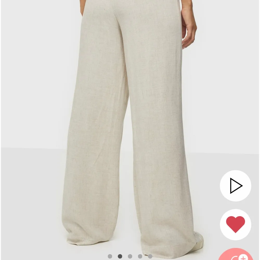 Helt nya och oanvända Långa linne byxor från Nelly, ser exakt ut som på bilden. Frakt ingår ej. Jeans & Byxor.