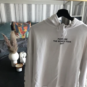 Hoodie  - Hoodie med tryck bak, bra skick! Storlek S passar mig som är M! 10kr + 66kr frakt🤎