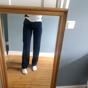 Manchesterbyxor strl 38 - Marinblå manchesterbyxor från Only tall, köpa på ASOS. Endast använda två gånger. 