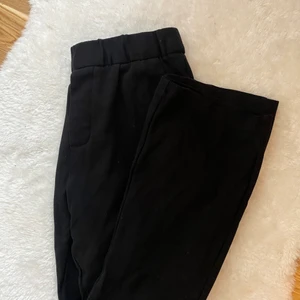 Mjuka kostymbyxor. - Sköna kostymbyxor som sitter tight runt rumpa och lår och som är lätt utsvängda. Passar mig i längd som är 164cm. Fickorna är fake där bak men äkta fram. Köparen står för frakt.