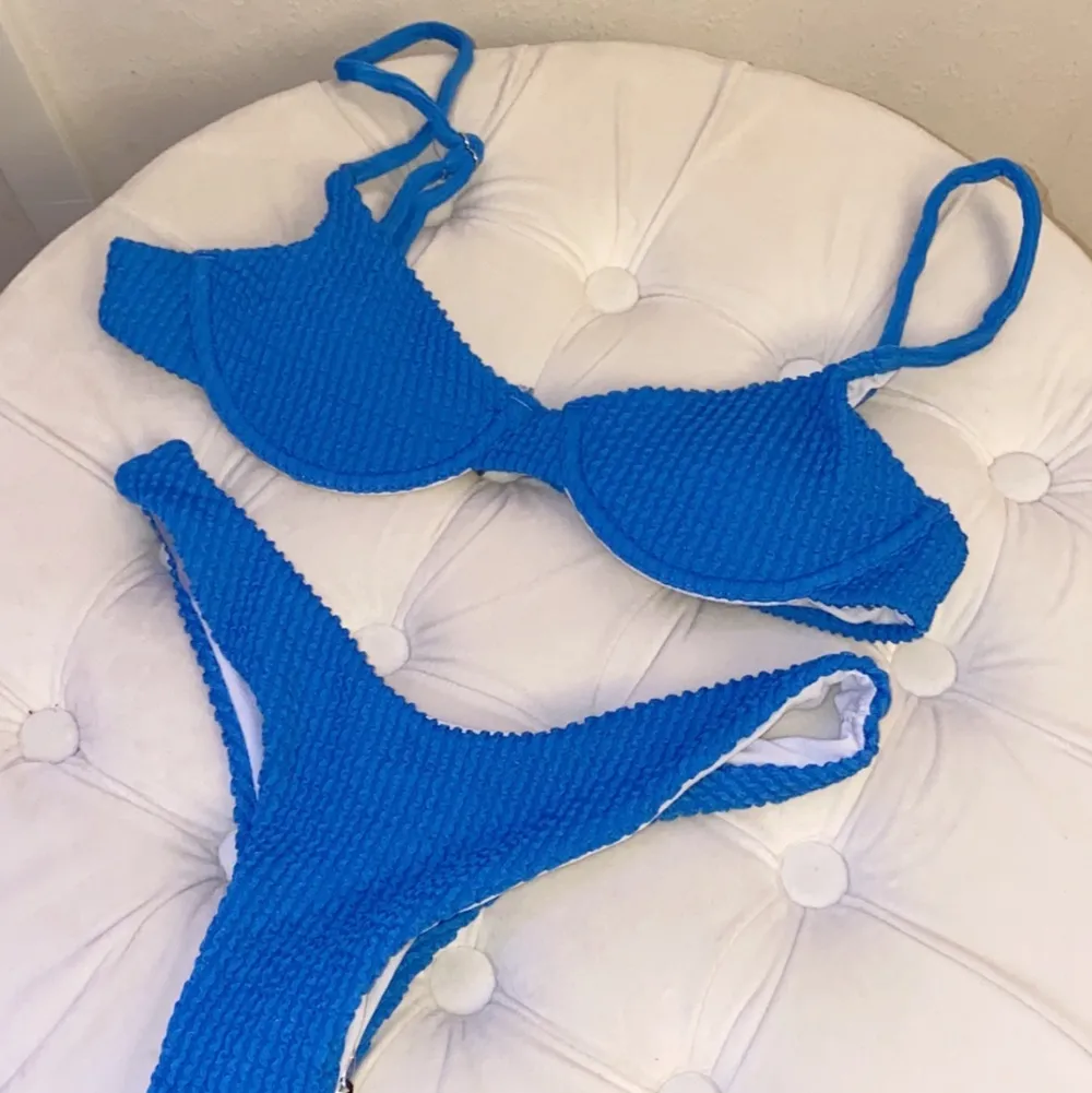 Säljer nu min fina blåa ribbade bikini!!💙 HELT NY, aldrig använd!! Den är i storlek S men skulle säga att den är mer som en XS! Köparen står för frakten🤍 Buda!!!. Övrigt.