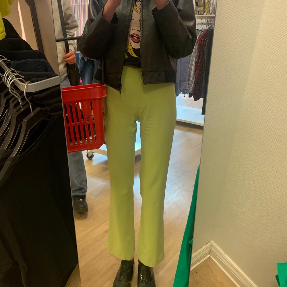 Skitsnygga kostymbyxor i så fin grön färg, säljer endast då de är lite korta på mig som är 180! Storlek 40 men ganska små i storleken, uppskattad till ca 38. Jeans & Byxor.