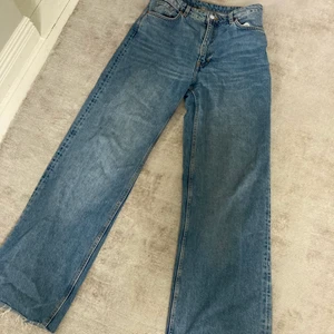 Monki  - Jeans monki i storlek 28, själv klippt av lite av dom i slutet för få rå kant!! 💕💕 frakt ej inkluderat 