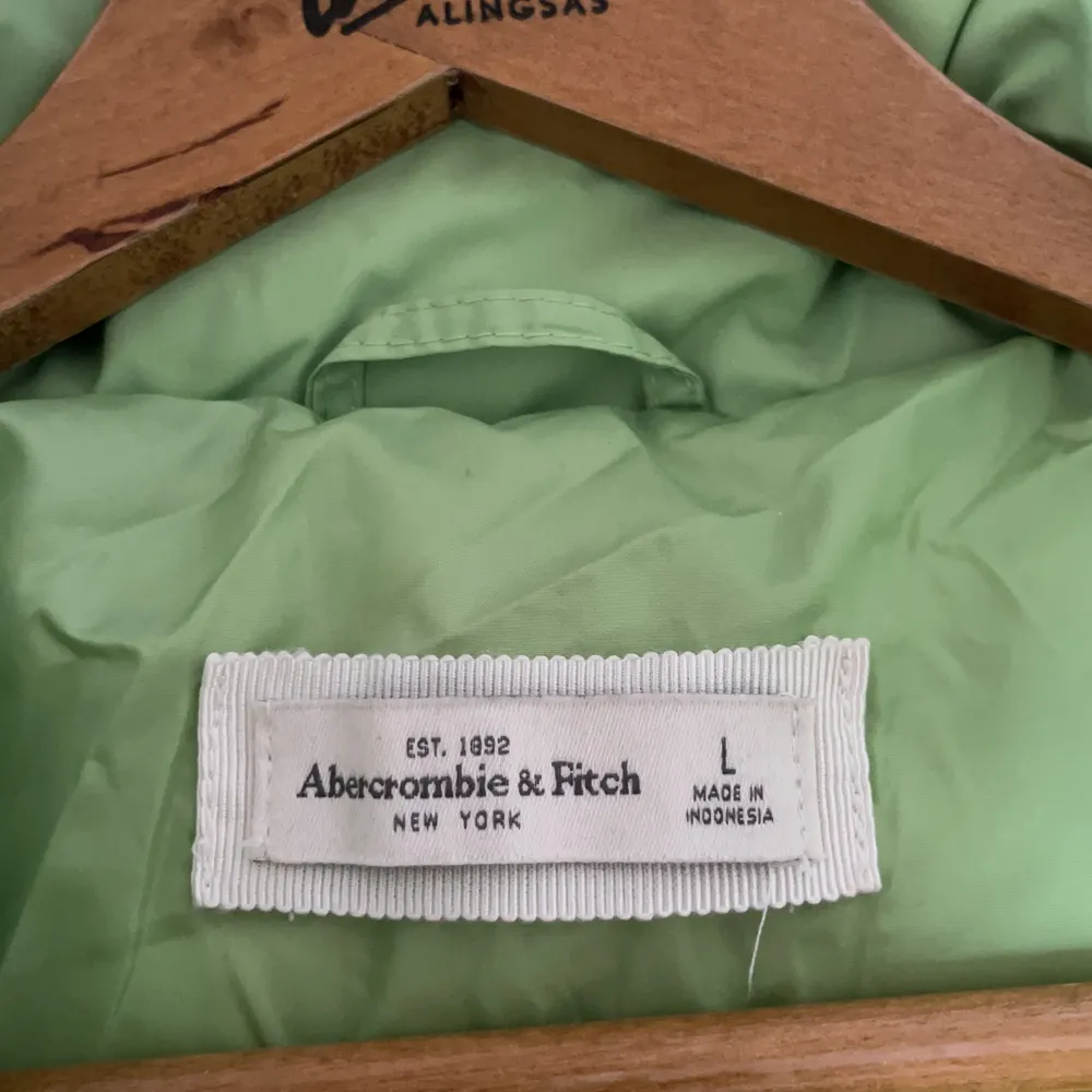 Jag säljer en oanvänd grön Ambercrombie & Fitch jacka då denna aldrig har kommit till användning. Det står att det är storlek L men den motsvarar XS.. Jackor.