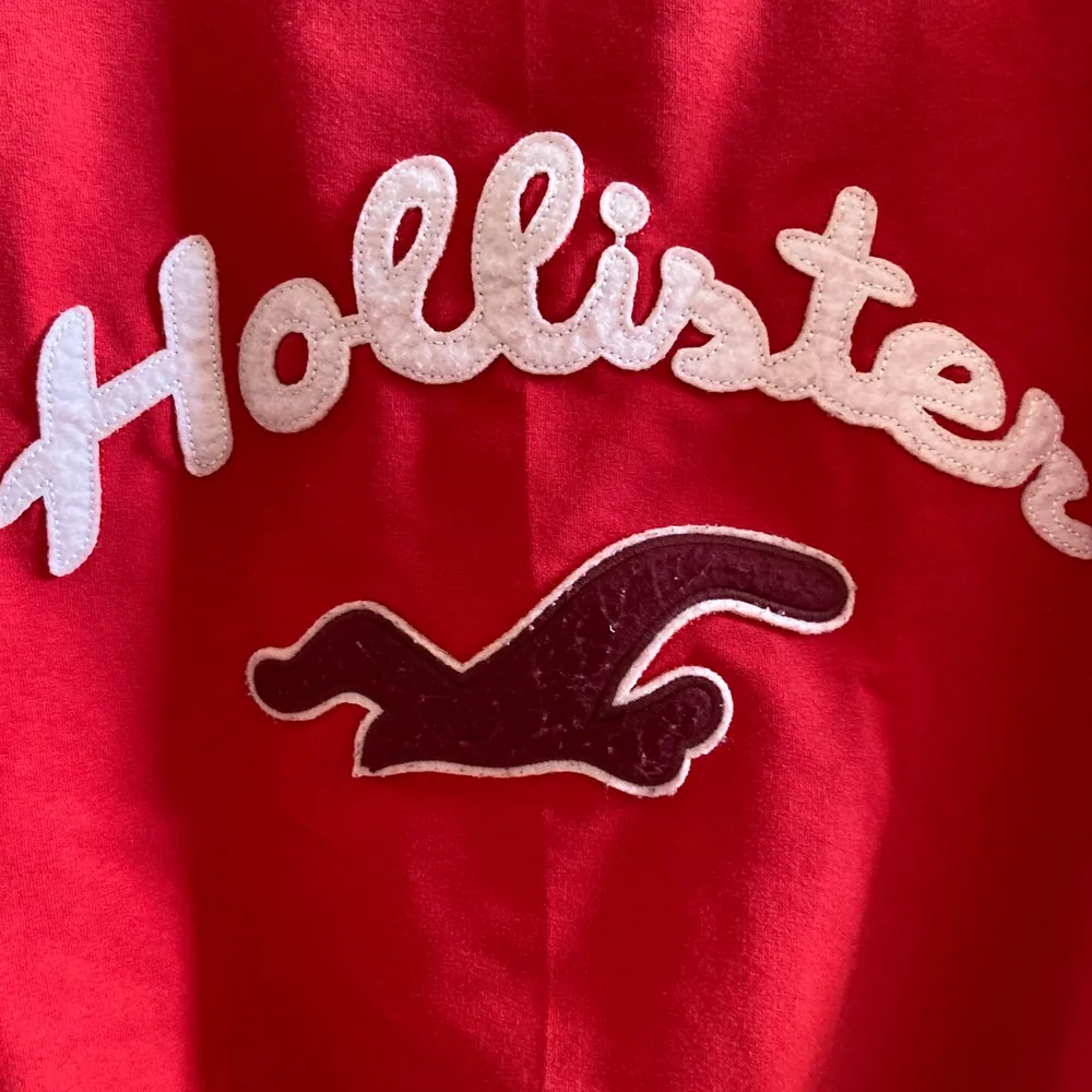 En super fin Hollister tjocktröja! Med en större urringning i storlek S💓. Hoodies.