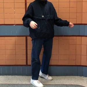 DOBSOM vindjacka - DOBSOM sportswear vindjacka, perfekt för kyliga sommarkvällar. Häftig reflexlogga som lyser. Cond: 9/10. 