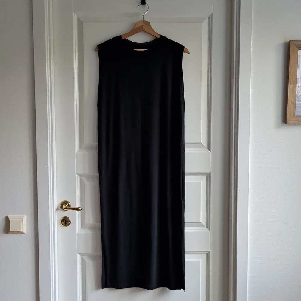 Black maxi dress from H&M. Flowy, thin material - great for the spring and summer! ☀️ Lace neckline. Never used so in perfect condition 😃 Total length 117 cm.. Klänningar.
