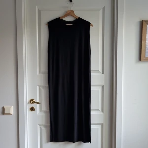 Summer maxi dress - Black maxi dress from H&M. Flowy, thin material - great for the spring and summer! ☀️ Lace neckline. Never used so in perfect condition 😃 Total length 117 cm.