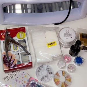 Gelénagel set - Innehåller en dubbellampa, en öppnad gelé, en primer, pads, mallar, nageldekorationer, tippar och en tippklippare. Dem silvriga stenarna är SÅLDA!! Säljer allt för 100kr+frakt