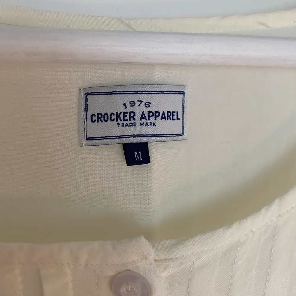 Cremefärgad blus säljes för 60kr + frakt som köparen står för! Fint skick, strl M från Crocker Apparel🤍✨. Blusar.