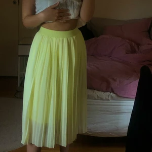 Nakd kjol - Midi pleated skirt från Nakd i färgen pale yellow🌙💛Aldrig använd med prislapp kvar. Nypris: 399kr😚💞