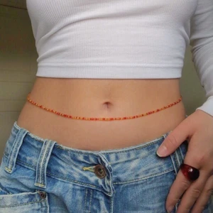 Midjeband i orange/gul/röd - Säljer nu detta superfina orange/gul/röda midjebandet. Görs på beställning efter dina egna mått. Det går även att designa och beställa egna midjeband! Superfint till sommaren och ett par låga jeans eller en bikini! Midjebandet härstammar från en västafrikansk kultur.