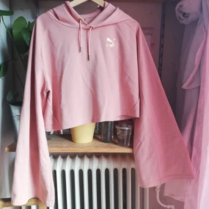 Puma hoodie - Superfin rosa PumaxKenza hoodie med utsvängda armar i mysigt och svängigt material. ❤️