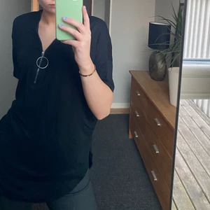 T-shirt - Riktigt cool t-shirt/klänning som är skitsnygg i ha en varm sommardag! Den är ifrån Lindex i storlek S. Funkar även att ha som en klänning efter ett bad!❤️ jag säljer för 50kr!