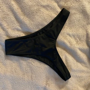 Svarta bikini trosor - Jättefina som är mer cheeky, oanvända med klisterlappen kvar i. Frakt tillkommer 💗