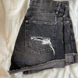 Shorts - Högminjade shorts i bra skick från HM. använda endast fåtal gånger 