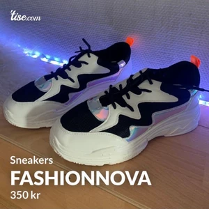 Sneakers - Säljer dessa coola nästintill oanvända sneakers från FashionNova i storlek 41! Snygga reflex detaljer . Använd fåtal gånger, bra kvalitet och fint skick! Vid frågor skriv❤️