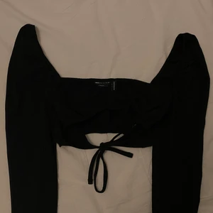 Croptop - Svart croptop med knytning från asos i storlek 36