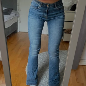 Blåa utsvängda jeans - Blåa utsvängda jeans från ginatricot. Köpta för 499 kr, säljer för 200 kr