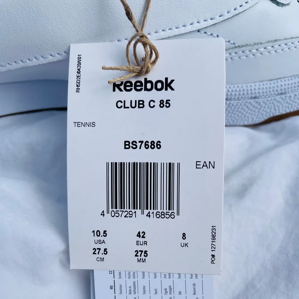 Helt nya Reebok club C 85 skor, aldrig använda. Kommer med låda samt alla lappar. Säljer pågrund av att dem var för stora. Skor.