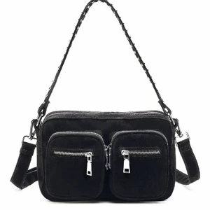 Noella väska  - Säljer min noella väska i den stora storleken. Köp här på Plick men fall inte mig i smaken. Aldrig använd av mig. Mycket fin väska annars💓 200kr eller bud i kommentarerna 