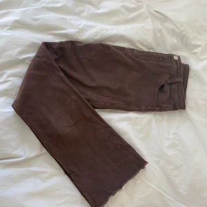 Brown Flared Raw Edge Jeans - Bruna utsvängda jeans från Cider. Säljer på grund av att de är lite stora i midjan och lite korta för mig (är ca 170 cm). De är använda 3 - 4 gånger och är i bra skick. Om flera är intresserade sätter jag igång budgivning.