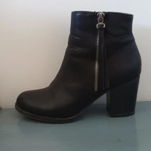 Stövletter - Svarta stövletter i fejkskinn. 