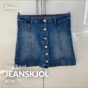 Jeanskjol - Jeanskjol med knappar från Gina Tricot. Storlek 36, sitter bra på mig som brukar ha S i kjolar och byxor! Sparsamt använd så är i väldigt fint skick!