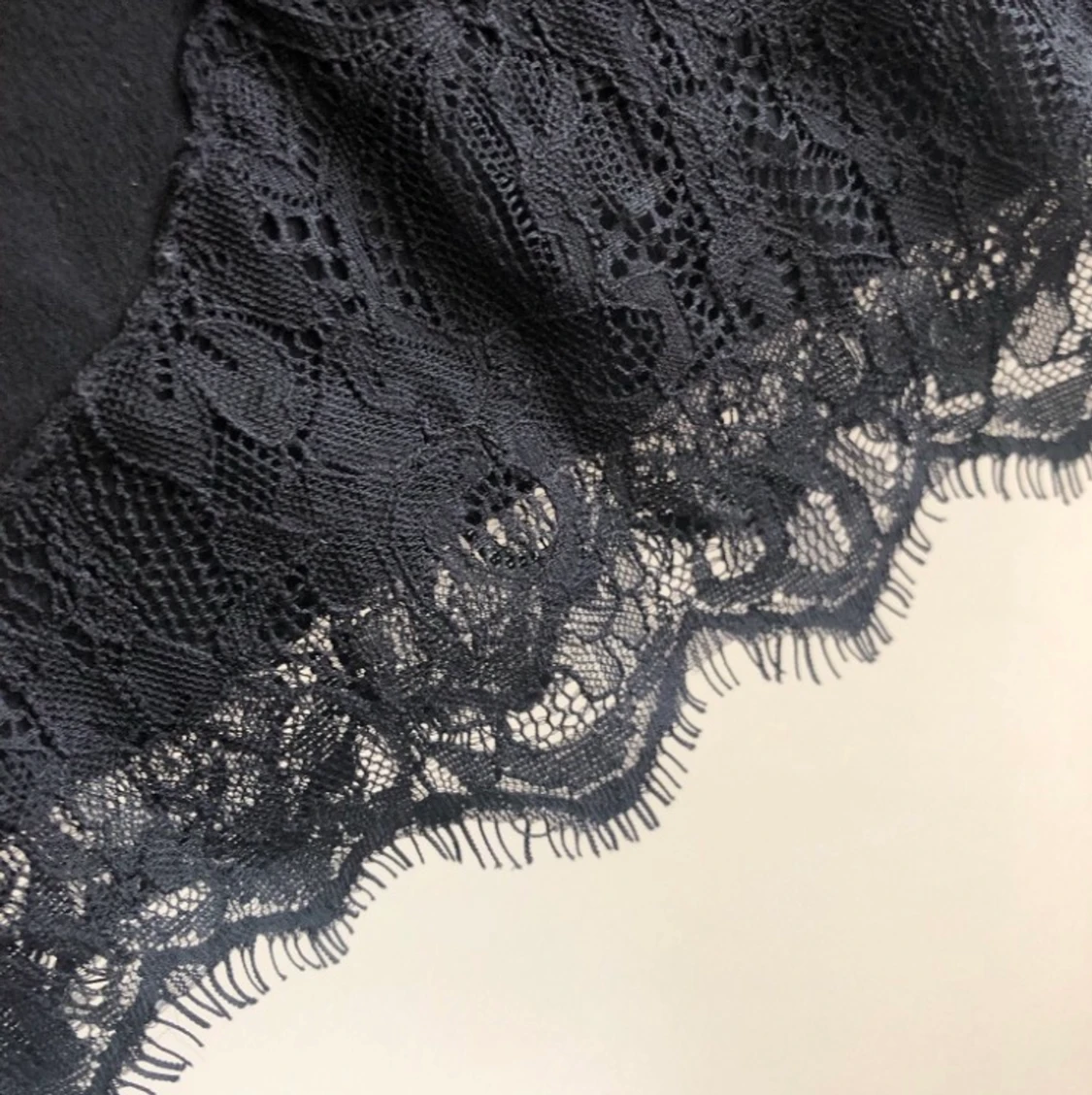 Klänning med spetsdetaljer - 91