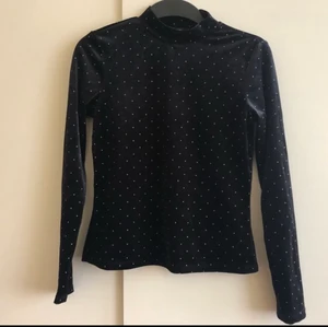 Polotröja sammet med glitter detaljer - Polotröja i sammet, ny endast provad 