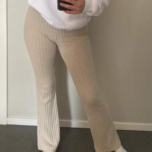 Fina ribbade bootcut byxor ifrån Gina tricot i storlek XS. Jag är 163 cm och har ofta storlek S/M men de passar perfekt i både längd och storlek. Säljer både de gråa och de beiga byxorna för 150 kr tillsammans exklusive frakt möts annars i stockholm!🤎🤍 