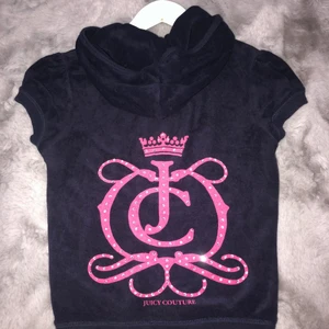 Juicy c t-shirt kofta - Säljer min jätte söta juicy kofta som tyvärr inte kommer till användning längre:(💞 köptes för ca 400kr här på plick. Den är storlek s💜