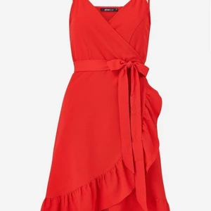 Röd sommar klänning ifrån Gina tricot  - Aldrig använd. Saknar dock prislapp! Storlek 36 ❤️