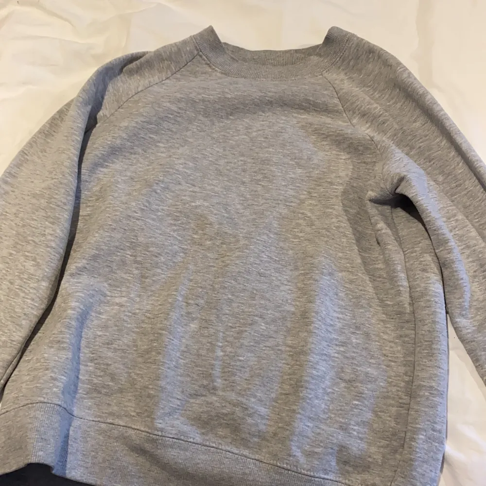 Säljer nu denna gråa tröja köptes den för ett tag sen men har två näst intill lika dana så säljer denna som jag tycker är lite liten för min stil. [Köpren står för frakten] VID SNABBAFFÄR KAN DEN SÄLJAS FÖR 100 INKLUDERAD FRAKT . Tröjor & Koftor.